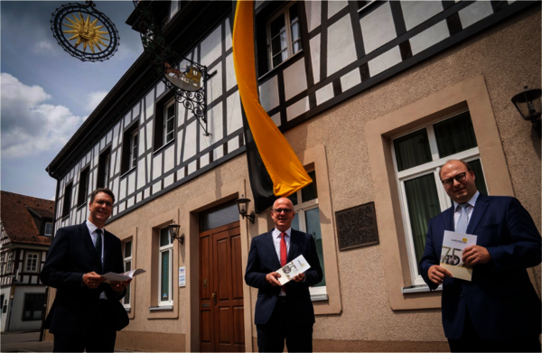 Der Rems-Murr Landrat Dr. Richard Sigel, Landkreistags-Hauptgeschäftsführer Prof. Dr. Alexis von Komorowski und Murrhardts Bürgermeister Armin Mößner vor dem Murrhardter Rathaus
